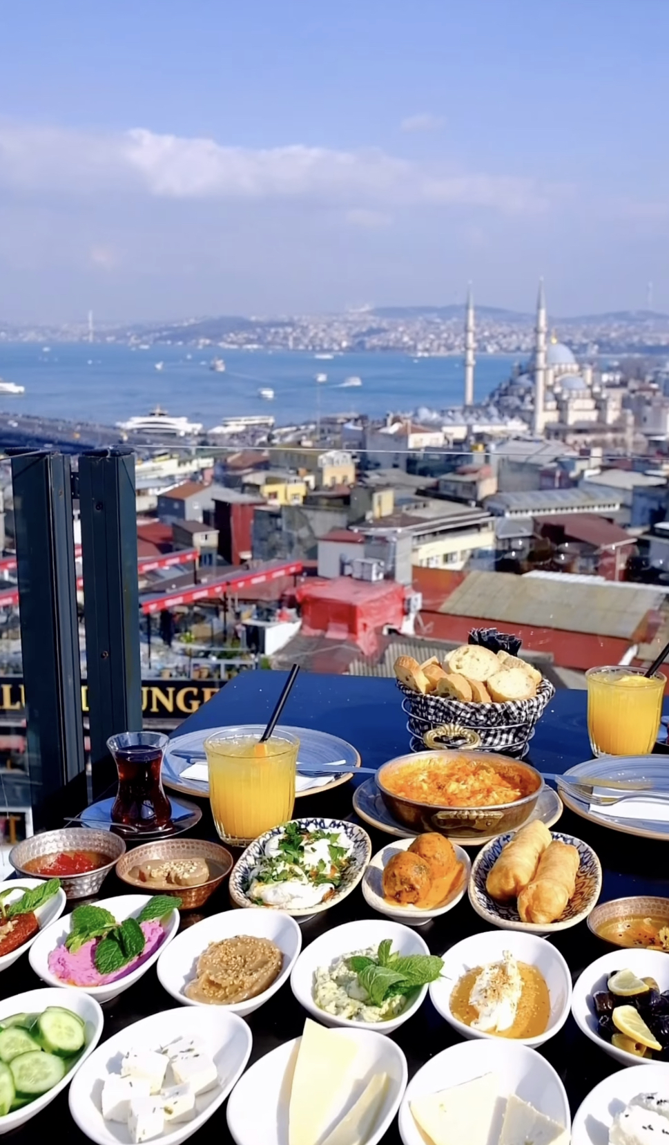 Boğaz manzarasına karşı kahvaltı masası
